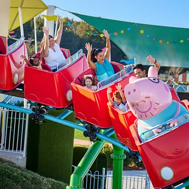 Papa Wutz Achterbahn im PEPPA PIG Park in Günzburg