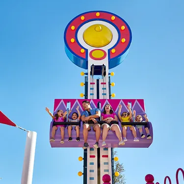 Familie mit Kindern auf Herr Bulles Hau Den Lukas im Peppa Park