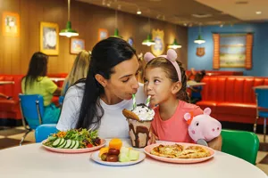 Mutter und Tochter essen im Diner Restaurant im Peppa Pig Park Deutschland