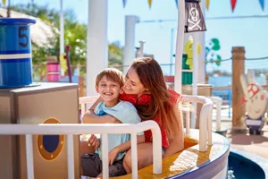 Mutter mit Sohn auf Opa Kläffs Piratenschifffahrt